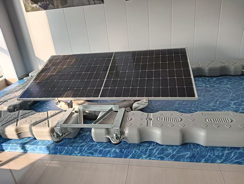 Plate-forme solaire flottante